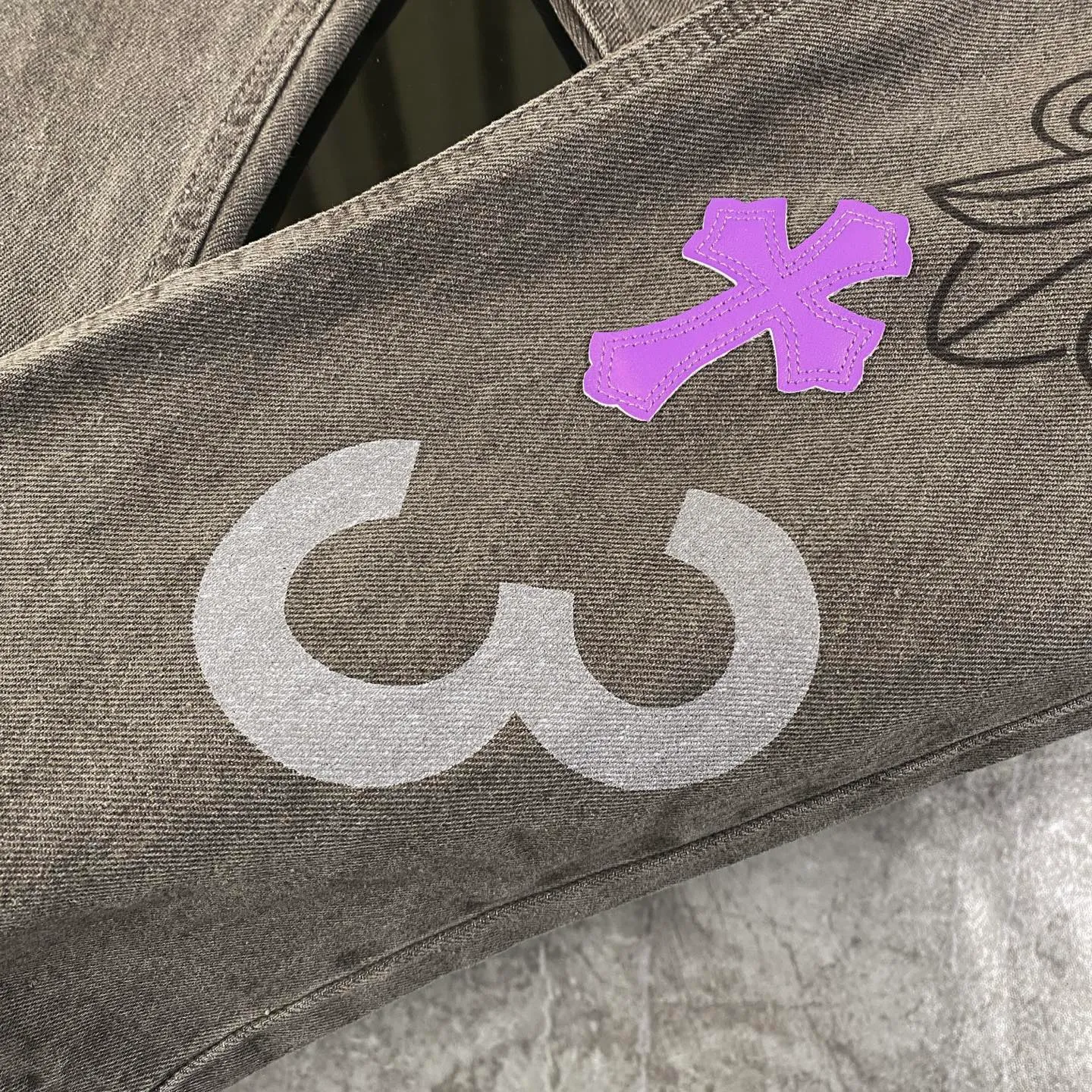 🅿️280 Chrome Hearts 24SS official website limited purple cow spray-painted graffiti patchwork leather jeans!  🛍️As an Online limited edition, it attracted a lot of attention as soon as it debuted. The black and purple cross-stitched leather design brings a cool and mysterious atmosphere, and every stitching shows a unique taste. The limited edition graffiti spray painting is casual and bold, just like wearing street art on your body, and you will never miss it when walking on the road.  Straight and loose fit, suitable for various body shapes, casual and cool online. Genderless design, both boys and girls can easily control it, easily create a super trendy feeling, and directly maximize the fashion expression!  Black and gray color 🔘, low-key but with hidden edge, perfect for versatility, whether paired with a simple white T-shirt or a personalized printed top, it can make you the focus of the street.  Size covers M-XXL (corresponding to sizes 30-36)